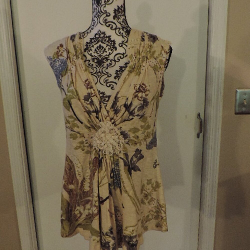 Cute Low Cut Flowered Shirt